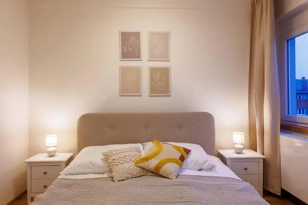 1 Bedroom Apartment With Terrace And Free Parking Near Metro Praga 0*,  República Checa