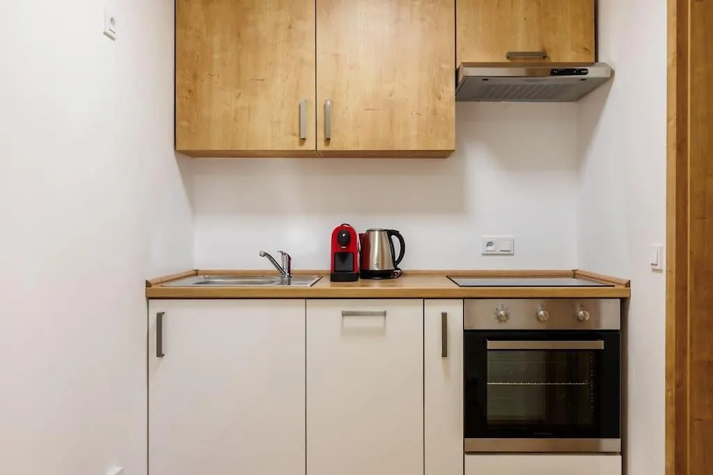 1 Bedroom Apartment With Terrace And Free Parking Near Metro Praga