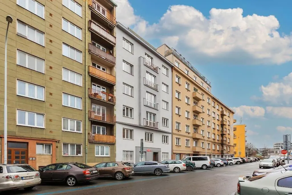 1 Bedroom Apartment With Terrace And Free Parking Near Metro Praga República Checa