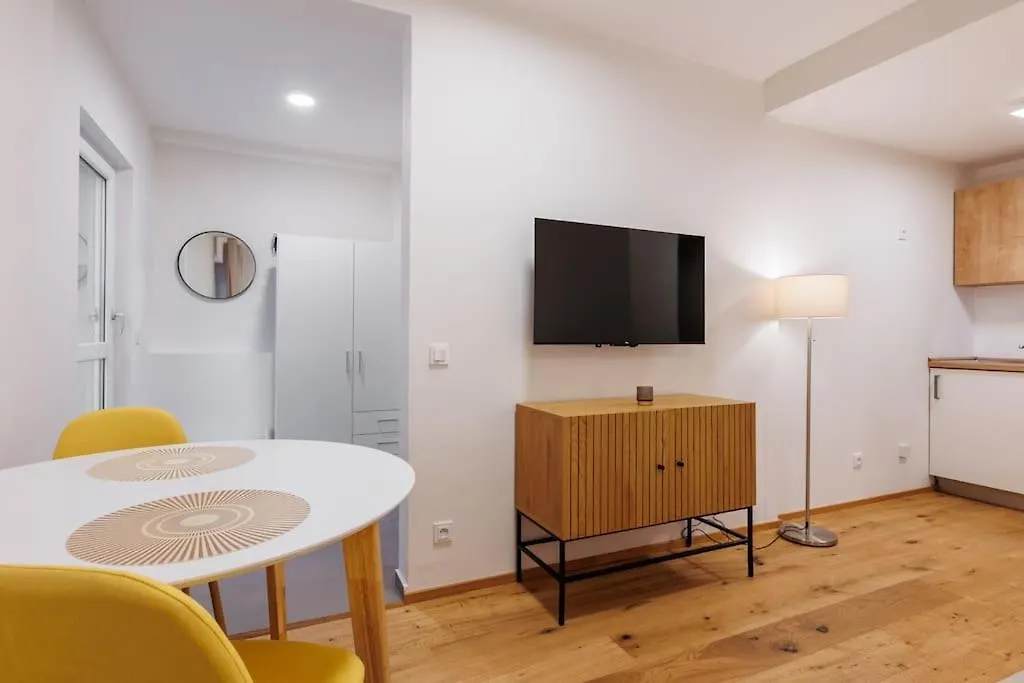 1 Bedroom Apartment With Terrace And Free Parking Near Metro Prague